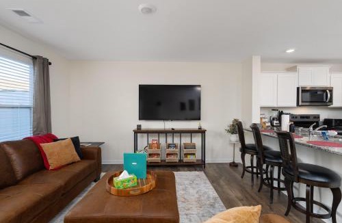 Bluff City House | New 3BR Raceday Retreat - Steps from Speedway