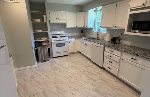 Little Rock House | New and clean 3BR 1.5 bath with king bed and 2 queens. 5 minutes from anything.