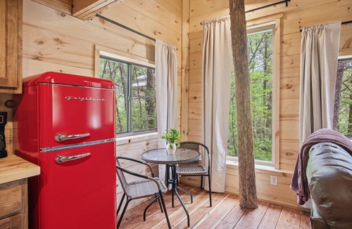 Trenton Cabin | NEW! Cedarbrook Treehouse | Rural Retreat | Hot tub + Dog Friendly