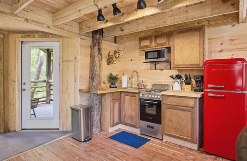 Trenton Cabin | NEW! Cedarbrook Treehouse | Rural Retreat | Hot tub + Dog Friendly