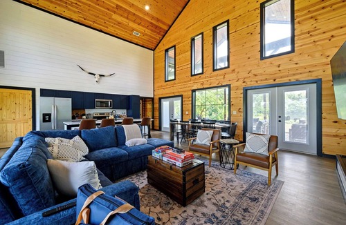 Broken Bow Cabin | New! Heated Pool, Riverfront, Kayaks, Pool Table