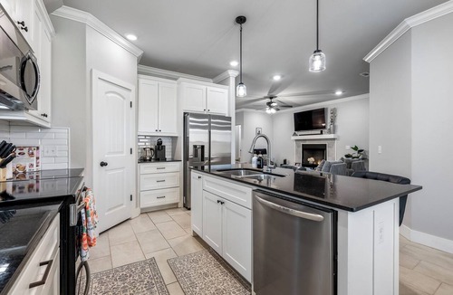 Springdale House | New Home: King bed, Near U of Ark, Family Friendly