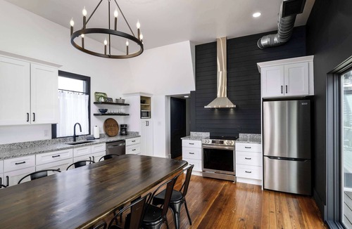 Clifton House | New! Incredible full rehab, sleeps 8, hot tub!