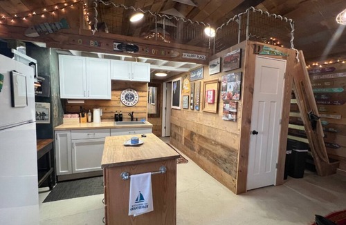 Arnolds Park House | New Kitchen,FirePit,FamFriendly,Sleeps10:LakeLux