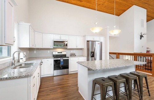 Branson House | New Lakefront Cabin - Lake Views - Large Hot Tub - Firepit