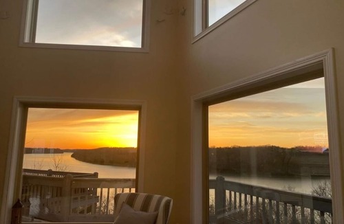 Bronston House | New Lakefront Home, sleeps 16!