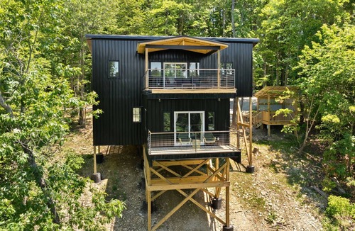 Celina House | NEW listing~hot tub~MNT views~container home-2bed/2bath