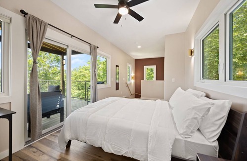 Celina House | NEW listing~hot tub~MNT views~container home-2bed/2bath