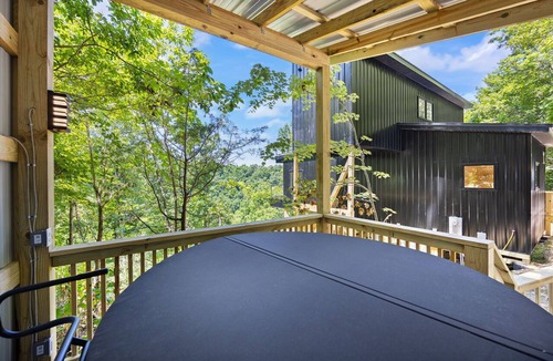 Celina House | NEW listing~hot tub~MNT views~container home-2bed/2bath