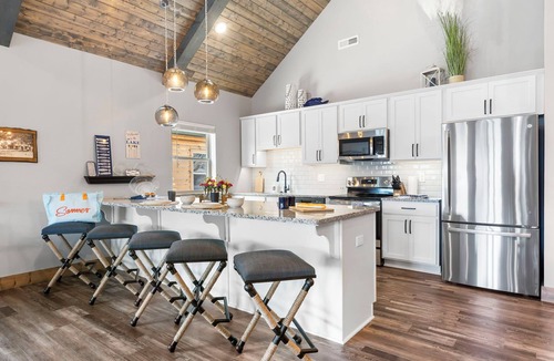Branson Theater District House | New Log Cabin, Free Local Attraction Tickets Daily, Ozark Views, Cmty Amenities!
