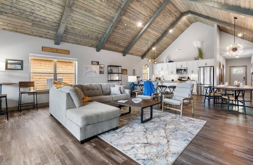 Branson Theater District House | New Log Cabin, Free Local Attraction Tickets Daily, Ozark Views, Cmty Amenities!