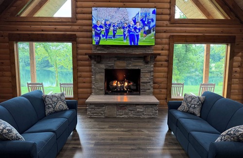 Jamestown Cabin | New Log Cabin on Cumberland River next to ramp 3-bedroom cabin in Jamestown, Ky