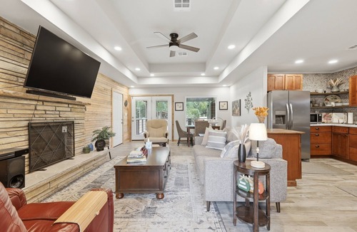 Tulsa House | NEW! Modern Farmhouse 3BR Tulsa Oasis