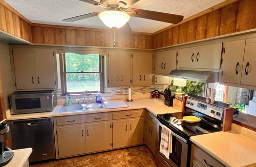 Branson House | NEW! Private Pickleball Court, Sauna, Large Yard; Classic STR, Heart of Branson