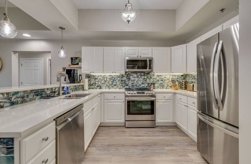 Bluff City Condo | “New” Speedway Skyview: Modern Trackside Stay, 3BR
