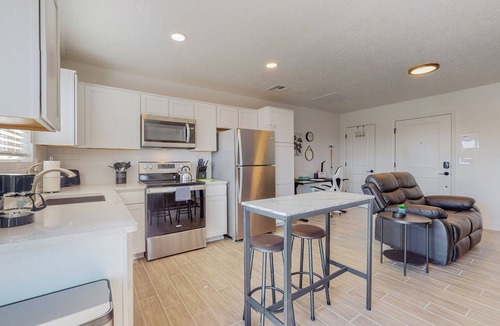 Mesa Del Sol Innovation Park Apartment | New Studio, Balcony w/views, Nexflix, Pool