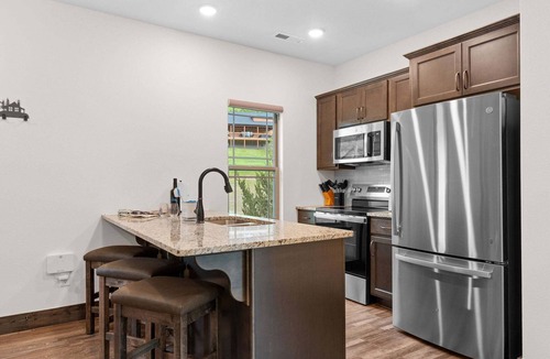Hollister House | New Tall Timbers Cabin w Private Hot Tub Billiards Cmty Pools&Fishing Pond Free Tickets