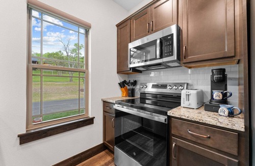 Hollister House | New Tall Timbers Cabin w Private Hot Tub Billiards Cmty Pools&Fishing Pond Free Tickets