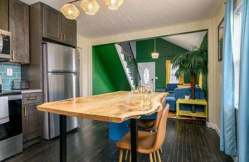 Schnitzelburg House | New! Welcome to the Jungle, Baby! 3br2ba Hot Tub!