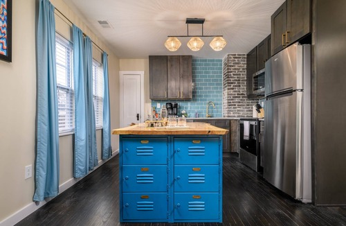 Schnitzelburg House | New! Welcome to the Jungle, Baby! 3br2ba Hot Tub!