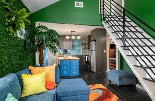 Schnitzelburg House | New! Welcome to the Jungle, Baby! 3br2ba Hot Tub!