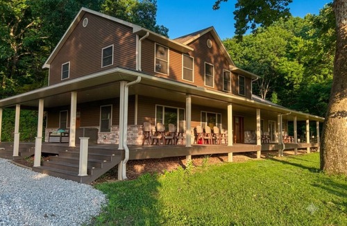 Michael House | Newly Remodeled 3BR Riverfront Apartment w/WiFi & Private Access