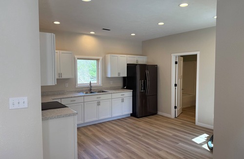 Knox County House | Newly Remodeled Creekside Bungalow on 3 acres with private Beach/Creek access