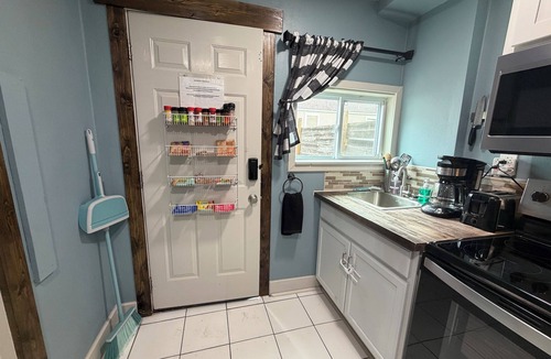 Charlotte Park Apartment | Newly Remodeled! Grab-n-Go Breakfast @ The Guesthouse Nashville