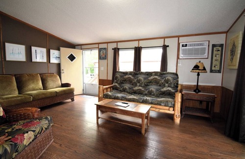 Benton Apartment | Newly Renovated Cottage 2 at the King Creek Lodge and Marina