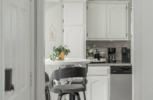 South Tulsa House | NEWLY RENOVATED SPA-STYLE BATHROOM