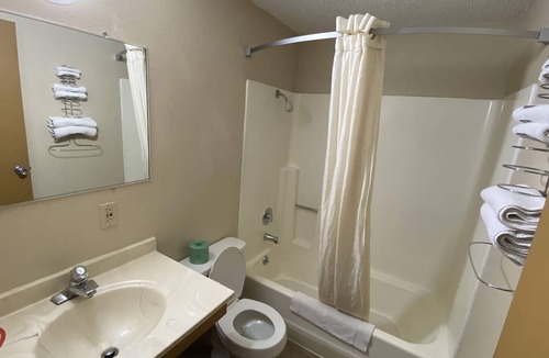 Newton Hotel | Newton Inn In Newton, KS