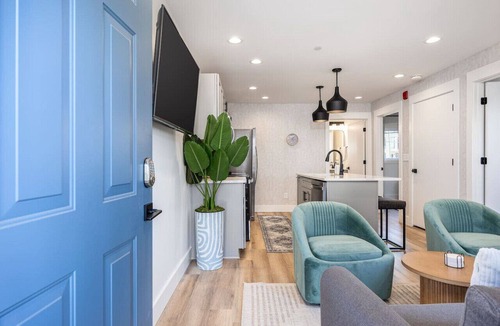 Hillsboro Village Apartment | No Stairs by Vanderbilt and Belmont, 3 miles to Downtown