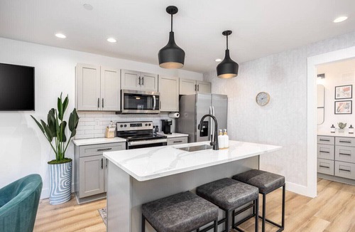 Hillsboro Village Apartment | No Stairs by Vanderbilt and Belmont, 3 miles to Downtown
