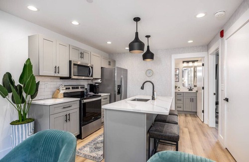 Hillsboro Village Apartment | No Stairs by Vanderbilt and Belmont, 3 miles to Downtown