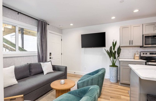 Hillsboro Village Apartment | No Stairs by Vanderbilt and Belmont, 3 miles to Downtown