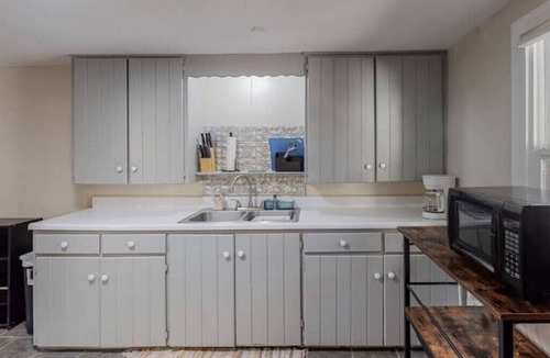 Silver Hill House | Nob Hill/UNM Luxury 3 Bedroom House w/King Beds