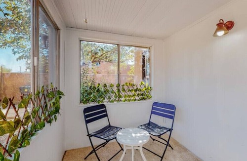 Silver Hill House | Nob Hill/UNM Luxury 3 Bedroom House w/King Beds