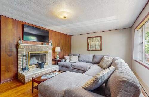 Lone Mountain House | Norris Lake Cabin Getaway Sleeps 6 View Fire pit