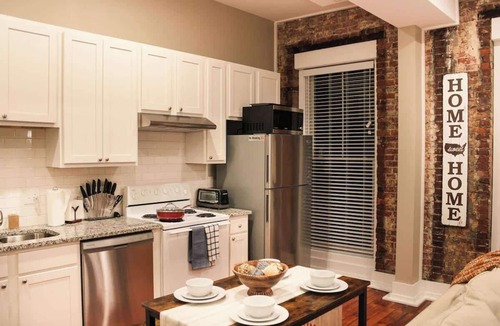 Butchertown Apartment | NULU/Butchertown Neat and Twisted Salon/Spa