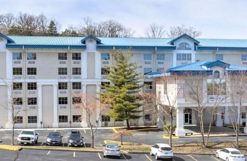 Branson Theater District Condo | Oak Ridge Branson: Modern 1 BR Condo w Pool