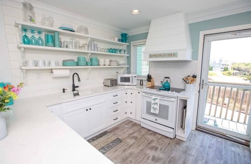 Emerald Isle Condo | Ocean View 4BR Condo – 2 Pools, Tennis & Weekly Rentals