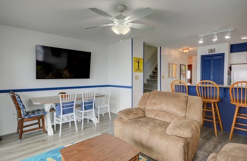 Surf City House | Oceanfront 3BR Turtle Cove townhome in Surf City, perfect for 7 guests.