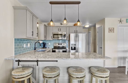 Emerald Isle Condo | Oceanside Condo w/Heated Indoor Pool, 2 Outdoor Pools, Beach Access & Bikes!