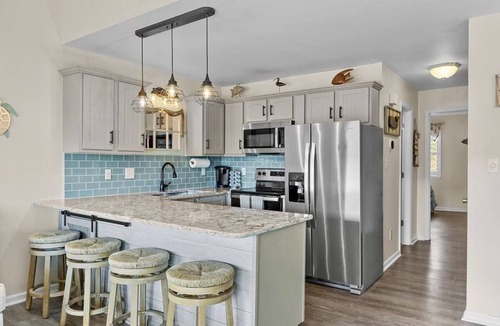 Emerald Isle Condo | Oceanside Condo w/Heated Indoor Pool, 2 Outdoor Pools, Beach Access & Bikes!