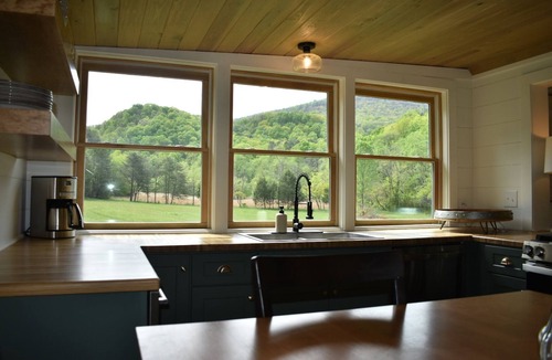 Chickamauga Cabin | Off-Grid Mountain Retreat. Horse-Friendly Near Pocket Falls.