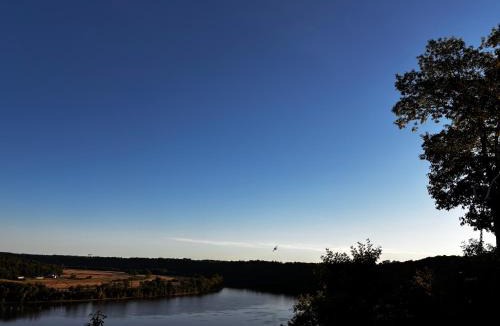 Leavenworth Apartment | Ohio River room with a view