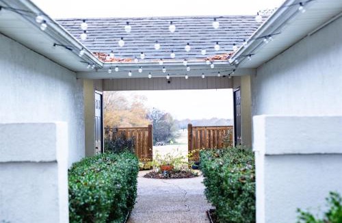 Mayhew House | On Golf Course Peaceful Central Upscale