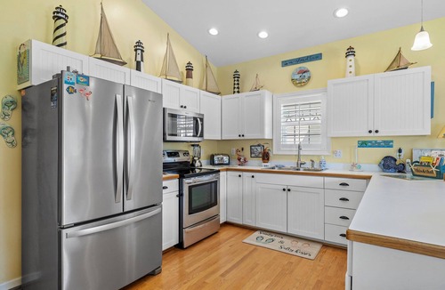 Atlantic Beach Cottage | On Island Time: Dog Friendly, Centrally located, fenced yard - walk to the beach