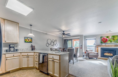 Alto House | On Mountain Time | Upscale Townhome Retreat w/Cozy Nights & Outdoor Adventure Nearby