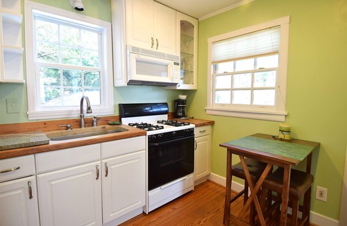 Morehead City Apartment | One Bedroom Carriage House- 131 Craven Street 300 feet from Beaufort Waterfront